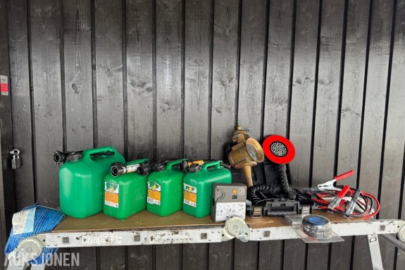 Startkabler, drivstoff kanner, Saferoad varsellampe, messing telyslampe, kompessor med lighter uttak Kanner & utstyr